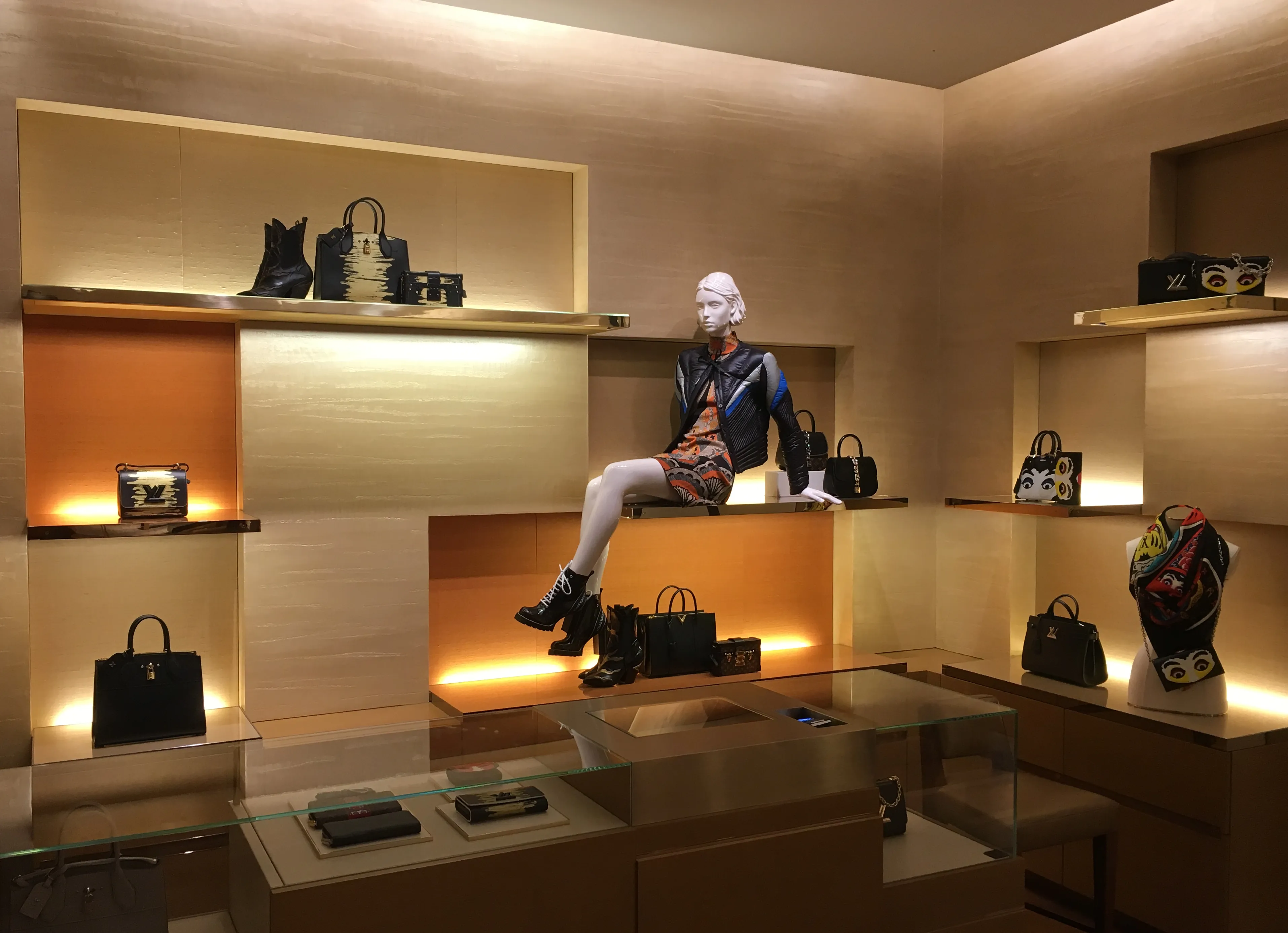 Ausstellungsraum Luxusboutique — Exklusive Wandgestaltung