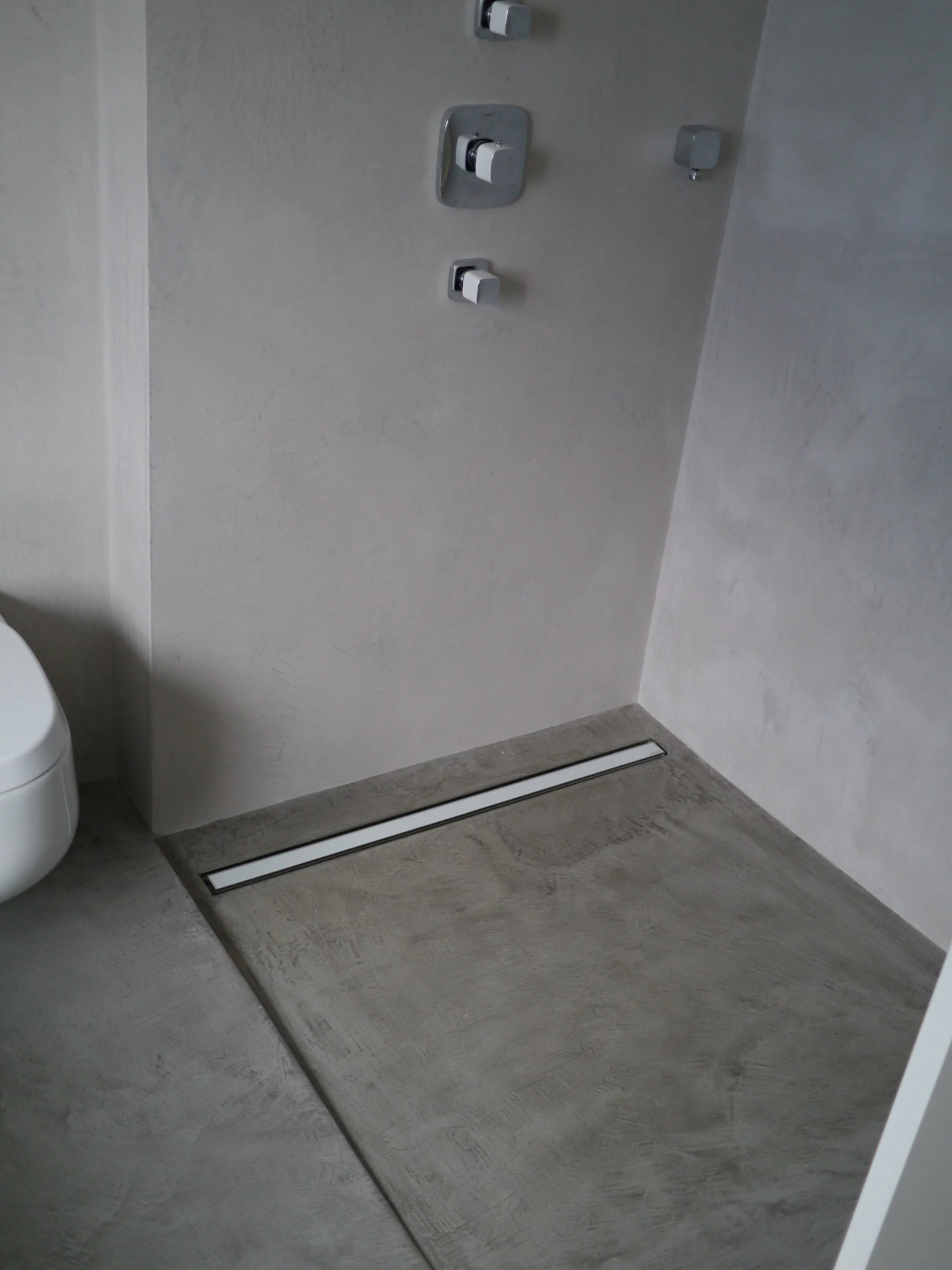 Badezimmerboden fugenlos — exklusive Oberfläche