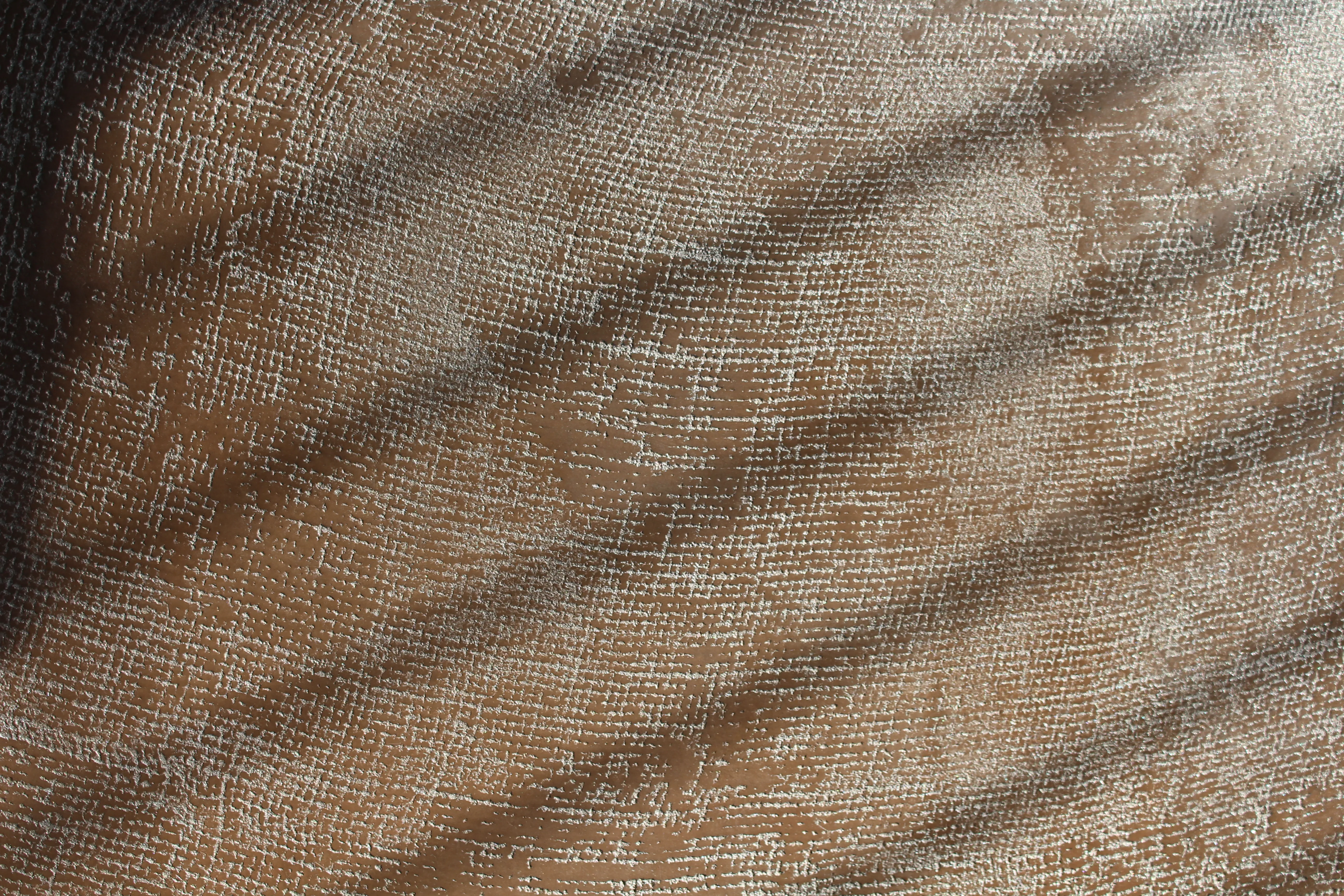 Raue Brauntöne — mineralische Oberflächenstruktur