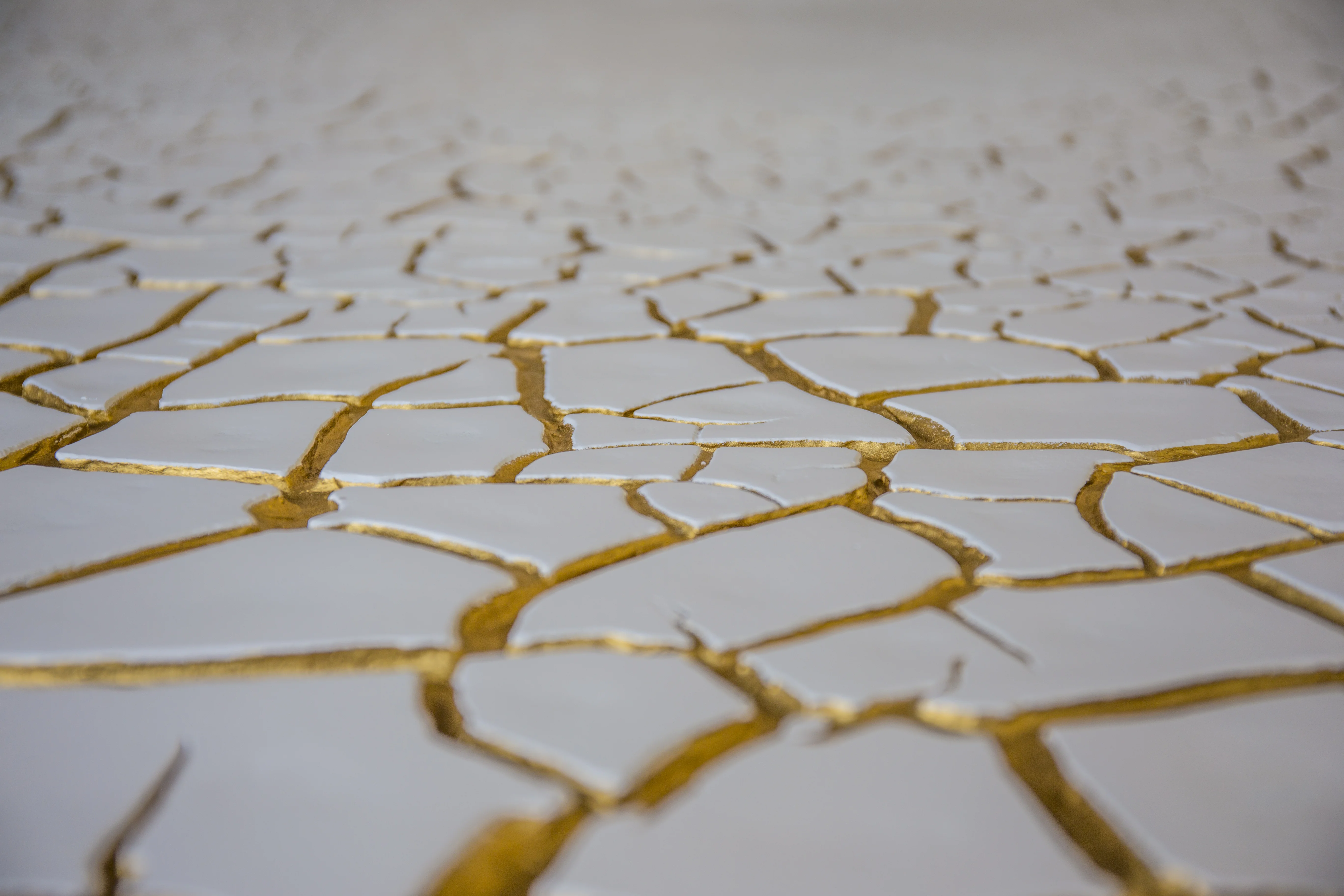 Craquelé Weiß-Gold Nahaufnahme — BARTEKS Atelier